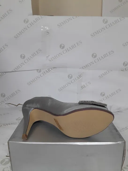 BOXED PAIR OF CASSANDRA STILLETO HEEL IN SILVER WITH RHINESTONE BOW DETAIL SIZE 7