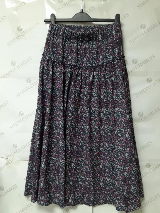 LARGE BOXED LOT OF APPROX. 20 CLOTHING ITEMS TO INCLUDE SKIRTS, TROUSERS AND TOP. VARIOUS COLOURS, SIZES AND STYLES