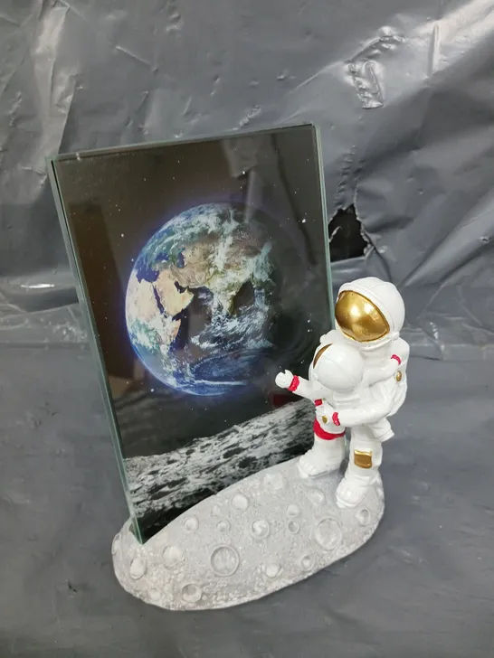 BOXED DECRETIVE SPACEMAN ORNAMENT