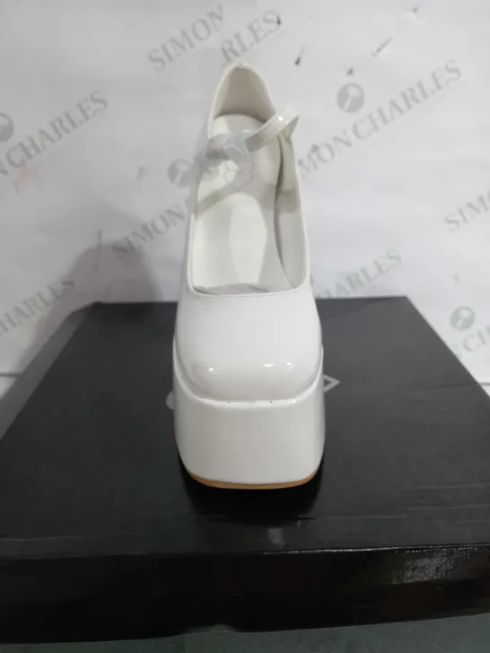 BOXED PAIR OF KOI FOOTWEAR PLATFORM BLOCK HEELS IN WHITE - UK 4