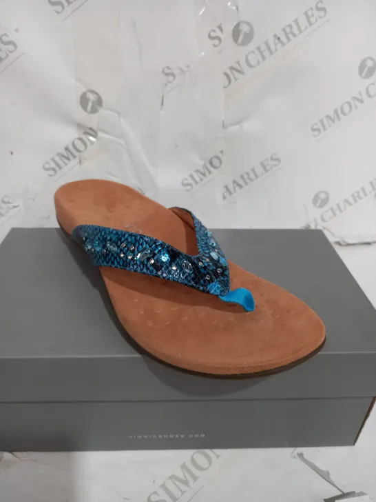 BOXED PAIR OF VIONIC LUCIA SANDALS IN BLUE SIZE 7