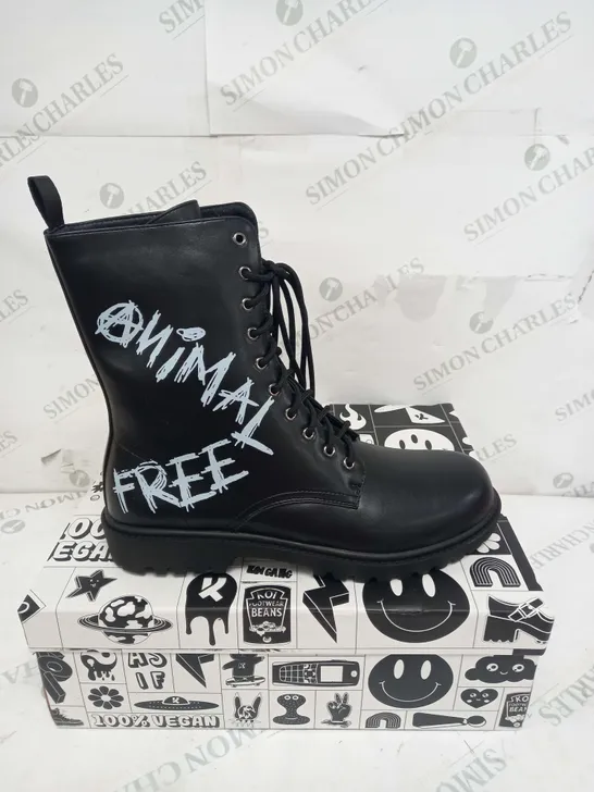 BOXED PAIR OF KOI FOOTWEAR THE STATEMENT ANIMAL FREE MENS MILITARY BOOTS - SIZE 9