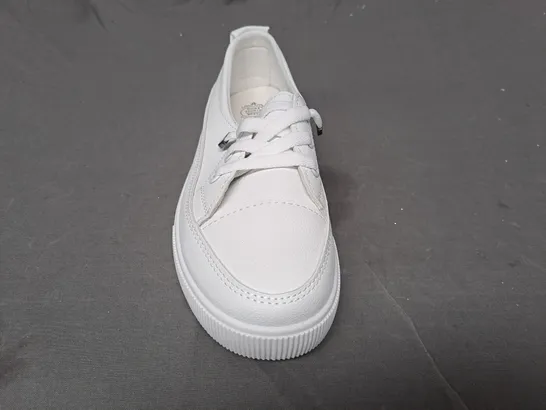 BOXED PAIR OF FASHION JIUYOU SHOES IN WHITE EU SIZE 40