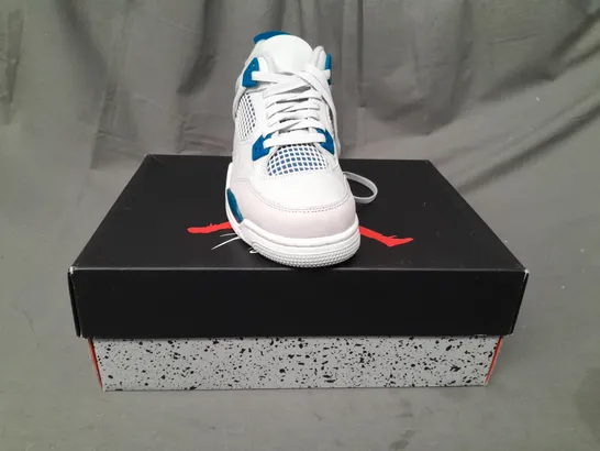 BOXED PAIR OF NIKE AIR JORDAN 4 RETRO SHOES IN OFF WHITE/BLUE UK SIZE 5