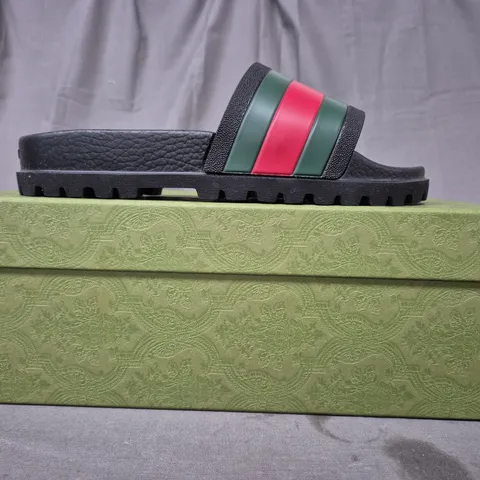 BOXED PAIR OF GUCCI SLIDERS IN BLACK/GREEN/RED SIZE UNSPECIFIED