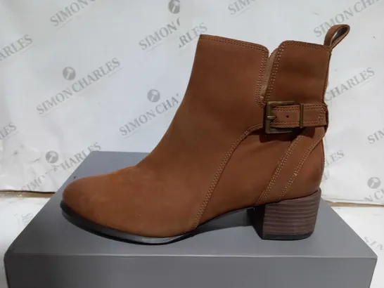 BOXED PAIR OF VIONIC SIENNA ANKLE BOOTS IN BROWN SIZE 7