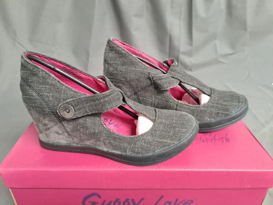 BOX OF APPROXIMATELY 11 PAIRS OF BLACK GUPPY LOVE WEDGE SHOES IN VARIOUS SIZES 