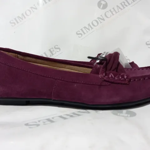 PAIR OF VIONIC SLIP ON SHOES IN PURPLE SIZE 5