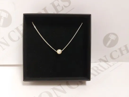 BOXED DESIGNER STYLE SILVER EFFECT NECKLACE WITH PEARL EFFECT STONE