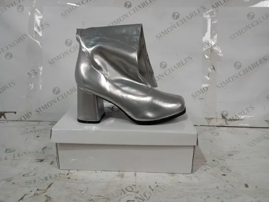 BOXED PAIR OF GIZELLE BLOCK HEEL BELOW KNEE BOOTS IN METALLIC SILVER COLOUR EU SIZE 40