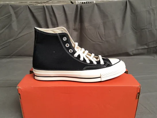 BOXED PAIR OF CONVERSE ALL STAR SHOES SIZE UK 7