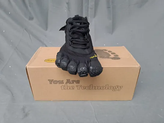 BOXED PAIR OF VIBRAM FIVEFINGERS V-TREK SHOES IN BLACK EU SIZE 44