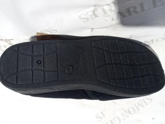 BOXED PAIR OF DUNLOP SLIPPERS IN BLACK UK SIZE 10