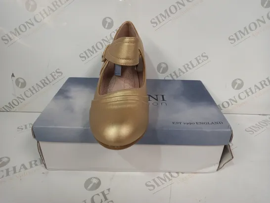 BOXED PAIR OF AJVANI COLLECTION CLOSED TOE LOW BLOCK HEELS IN GOLD COLOUR SIZE 5