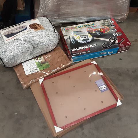 PALLET OF ASSORTED ITEMS TO INCLUDE: PICTURE FRAMES, DOG BED, HEMP FIBRE GROWING CUBES ET 