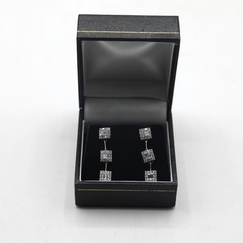 DESIGNER 18ct WHITE GOLD DROPPER EARRINGS SET WITH BRILLIANTS AND BAGUETTES, WEIGHING +-1.04ct