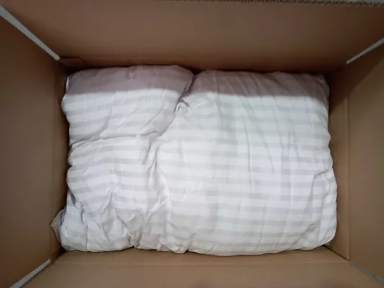 BOX OF 4 WHITE PILLOWS