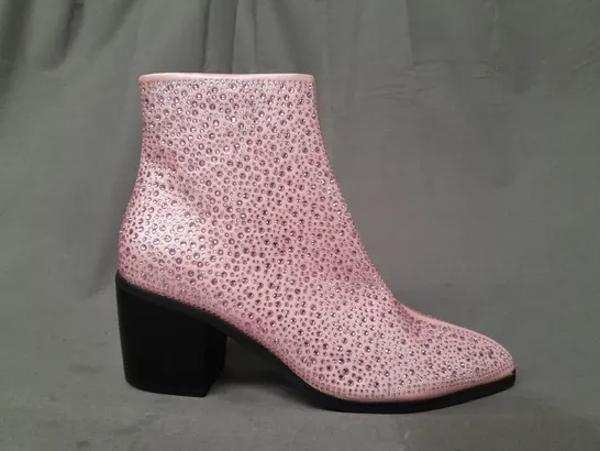 BOXED PAIR OF ASOS DESIGN POINTED TOE BLOCK HEEL ANKLE BOOTS IN PINK W. JEWEL EFFECT SIZE 7