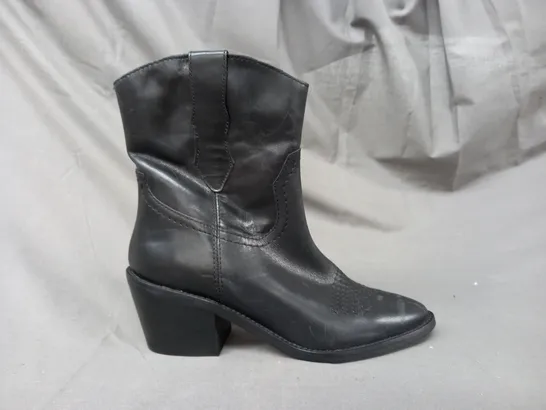 BOXED PAIR OF SOLEA WAYNE ANKLE BOOTS IN BLACK EU SIZE 35