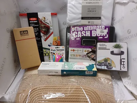 LOT OF APPROX 10 ASSORTED HOUSEHOLD ITEMS TO INCLUDE OXO CUTTING BOARD SET, THE ULTIMATE CASH BOX, CATHERINE LANSFIELD SO SOFT PILLOWCASES, ETC 