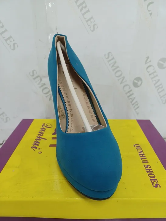 BOX OF APPROXIMATELY 10 PAIRS OF QUNHUI BLUE HIGH HEELED SHOES 