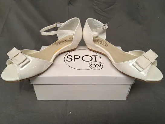 BOXED PAIR OF SPOT ON PEEP TOE PARTY SHOES IN WHITE W. GLITTER EFFECT EU SIZE 34