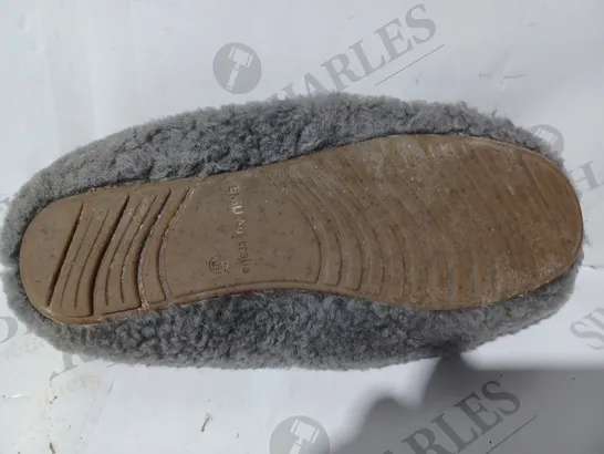 PAIR OF BOXED EMU AUSTRALIA "MIRA" SLIPPERS IN CHARCOAL, UK SIZE 6