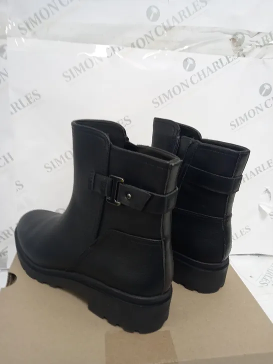 BOXED CLARKS BLACK LEATHER CALLA MID LOW BOOTS 