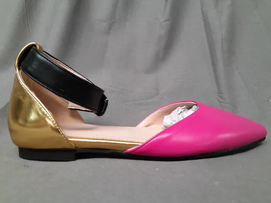 BOXED PAIR OF DESIGNER POINTED TOE SHOES IN PINK/METALLIC GOLD/BLACK EU SIZE 37