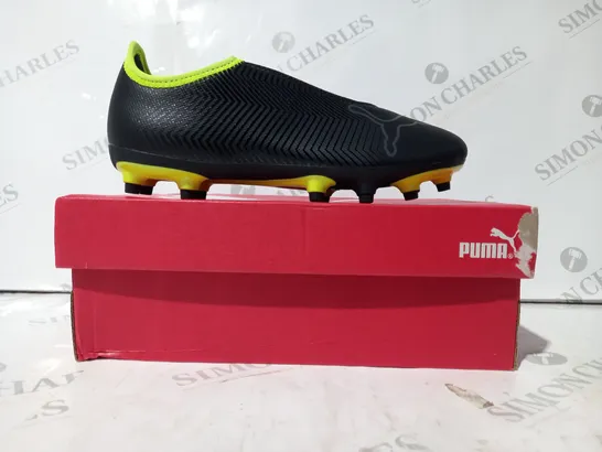 BOXED PAIR OF PUMA FINESSE KIDS FOOTBALL BOOTS IN BLACK/YELLOW UK SIZE 2