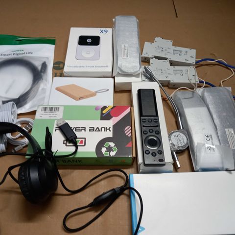 LOT OF ASSORTED TECH ITEMS TO INCLUDE POWER BANKS, CABLES AND REMOTES