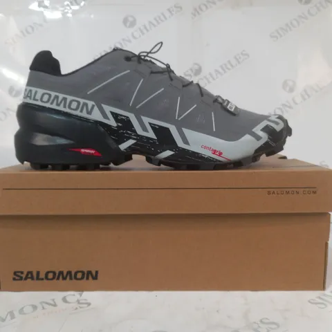 BOXED PAIR OF SALOMON DPEEDCROSS 6 WIDE SHOES IN BLACK/GREY UK SIZE 8.5
