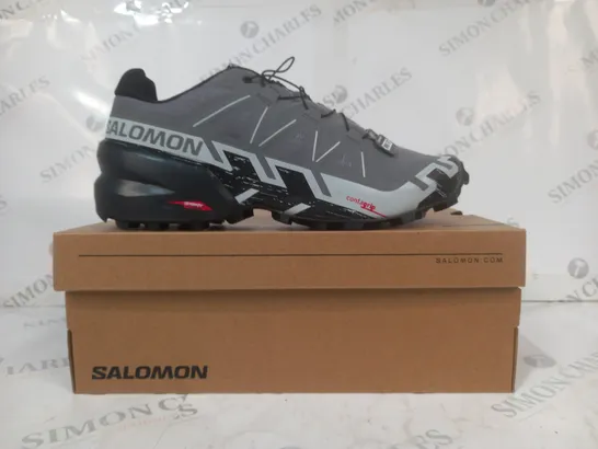 BOXED PAIR OF SALOMON DPEEDCROSS 6 WIDE SHOES IN BLACK/GREY UK SIZE 8.5