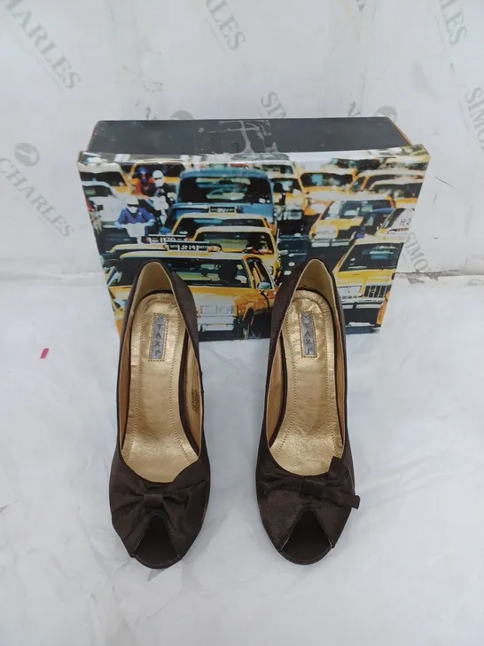 APPROXIMATELY 5 PAIRS OF BOXED TAXI BROWN HEELED PUMPS OPEN TOE IN VARIOUS SIZES 