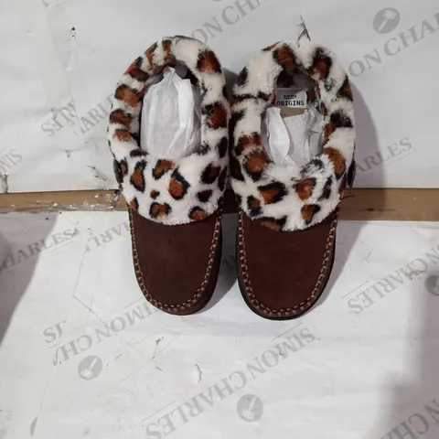 LADIES SIZE5 EARTH ORIGINS FLUFFY SLIPPERS