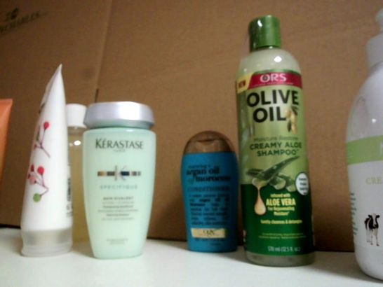 LOT OF APPROX. 13 ASSORTED HAIR CARE PRODUCTS TO INCLUDE: THE BODY SHOP BANANA SHAMPOO &  CONDITIONER, GREEN PEOPLE ORGANIC LIFESTYLE CONDITIONER, ORS OLIVE OIL SHAMPOO