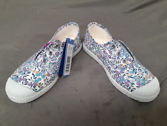 BOXED PAIR OF HAMPTON CANVAS KIDS SHOES IN BLUE/MULTI EU SIZE 31