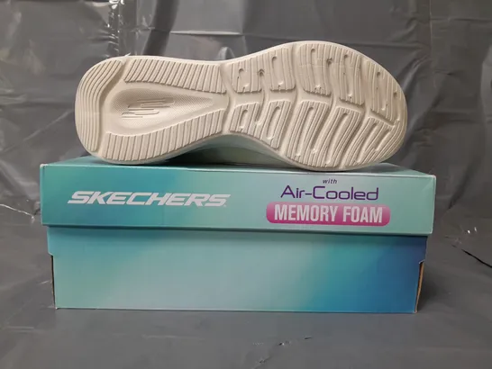 BOXED PAIR OF SKECHERS AIR-COOLED MEMORY FOAM TRAINERS IN CREAM SIZE 7