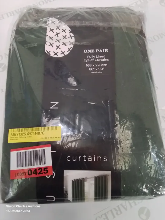 BAGGED 100% COTTON ROOM DARKENING EYELET CURTAINS - GREEN.