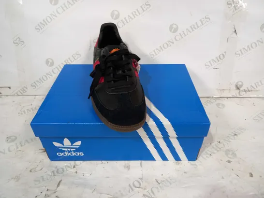 BOXED PAIR OF ADIDAS SAMBA TEAM MANCHESTER UNITED SHOES IN BLACK/RED UK SIZE 10