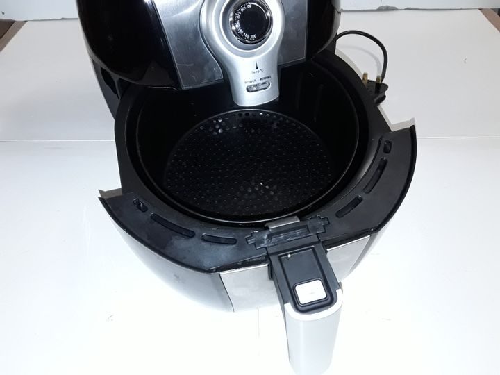 Lot 3009 TOWER 4.3 LITRE AIR FRYER Simon Charles Auctioneers