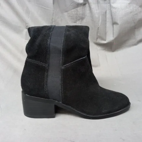 BOXED PAIR OF STEVE MADDEN GISELLE SUEDE KNEE-HIGH BOOTS IN BLACK EU SIZE 36