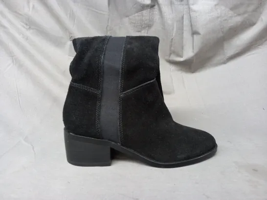 BOXED PAIR OF STEVE MADDEN GISELLE SUEDE KNEE-HIGH BOOTS IN BLACK EU SIZE 36