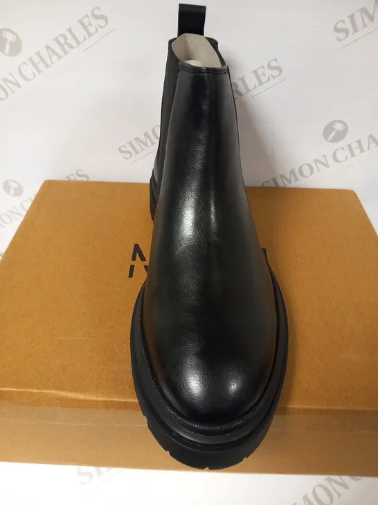 BOXED MAN TRZ-RUGGED CHELSEA BOOT SIZE 7