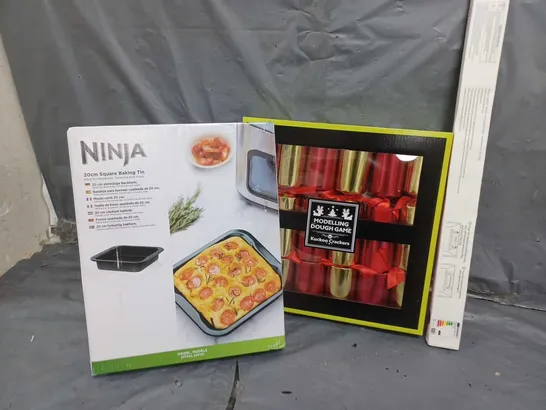 APROXIMATELY 15 ASSORTED HOUSEHOLD ITEMS TO INCLUDE NINJA BAKING TIN, KUCKOO CRACKERS, LED LAMP, ETC