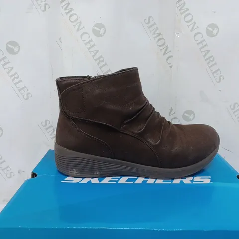 BOXED PAIR OF SKECHERS BOOTS IN CHOCOLATE SIZE 6.5  