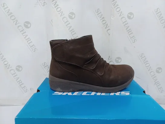 BOXED PAIR OF SKECHERS BOOTS IN CHOCOLATE SIZE 6.5  