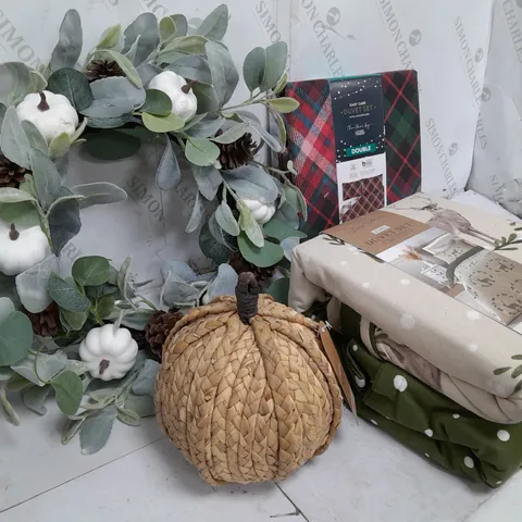 BOX OF APPROXIMATELY 15 ASSORTED ITEMS TO INCLUDE DUVET SET, WRAITH, WOVEN PUMPKIN ETC