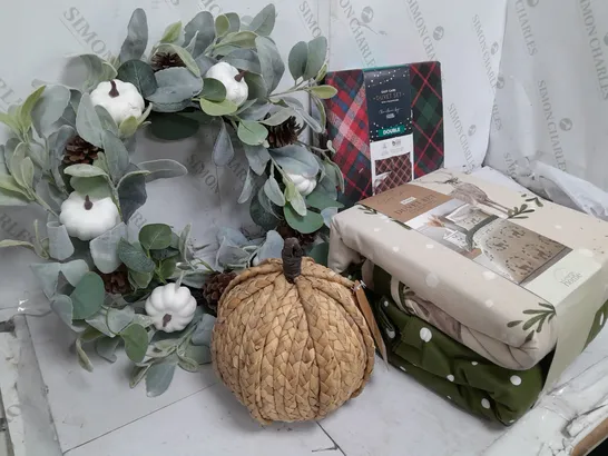 BOX OF APPROXIMATELY 15 ASSORTED ITEMS TO INCLUDE DUVET SET, WRAITH, WOVEN PUMPKIN ETC