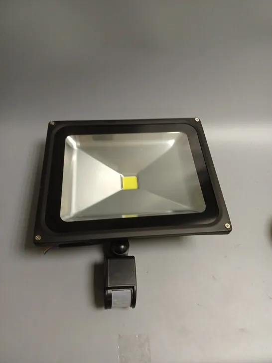 BOXED PIR LED FLOOD LIGHT WITH MOTION SENSOR 